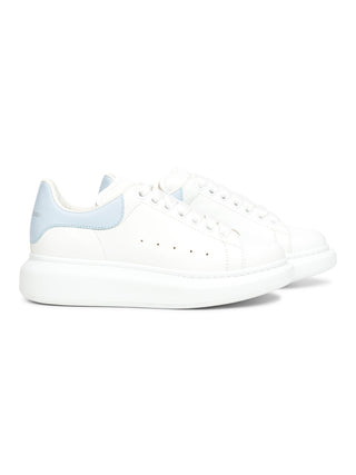 Sneaker mit Oversized-Sohle in Weiß/Blau