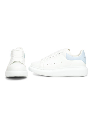 Sneaker mit Oversized-Sohle in Weiß/Blau