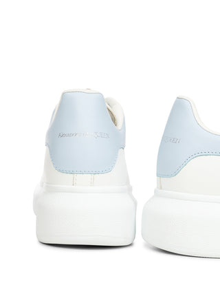 Sneaker mit Oversized-Sohle in Weiß/Blau