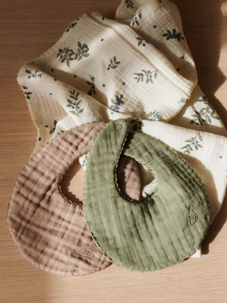 Dear April Koa Bib, 4-layer Muslin, 2-pack - Forest Green/Little Mouse