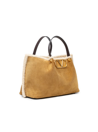 Mittelgroßer Shopper Aus Wildleder Mit Futter Aus Schaffell Und V-Logo Signature Aus Metall