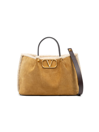 Mittelgroßer Shopper Aus Wildleder Mit Futter Aus Schaffell Und V-Logo Signature Aus Metall