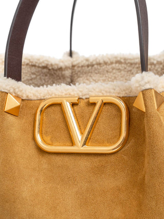 Mittelgroßer Shopper Aus Wildleder Mit Futter Aus Schaffell Und V-Logo Signature Aus Metall