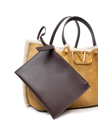 Mittelgroßer Shopper Aus Wildleder Mit Futter Aus Schaffell Und V-Logo Signature Aus Metall