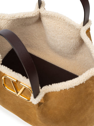 Mittelgroßer Shopper Aus Wildleder Mit Futter Aus Schaffell Und V-Logo Signature Aus Metall