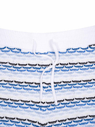 Gehäklete Shorts in Blau/Weiß