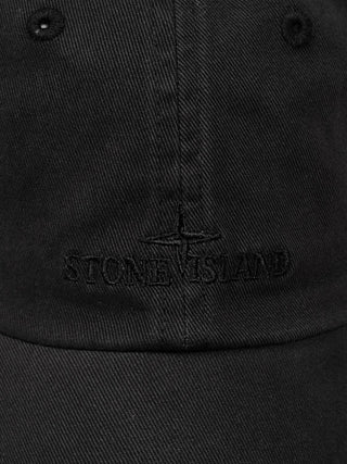 Schwarze Cap mit Logo