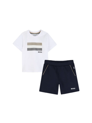 Set aus gestreiftem T-Shirt und Shorts