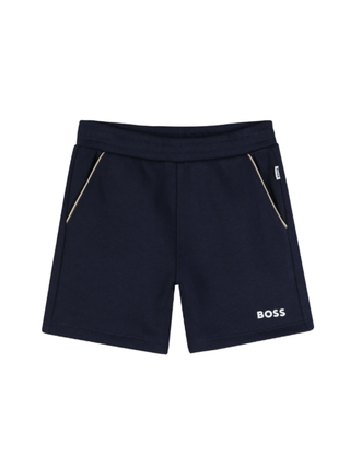 Set aus gestreiftem T-Shirt und Shorts