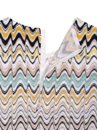 Kurzes Kleid im Zick-Zack-Muster