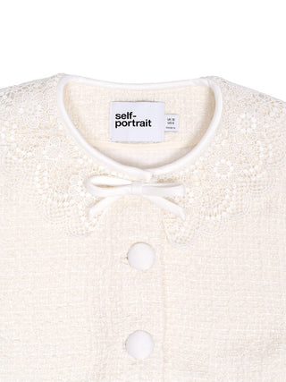 Cremefarbene Bouclé-Jacke mit Spitzenkragen