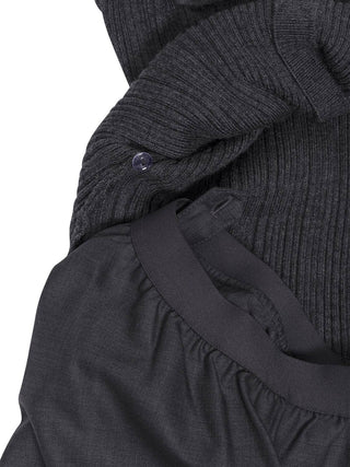 Graues Midikleid aus strukturiertem Strickgewebe
