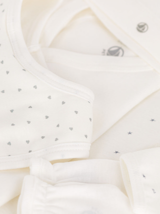 Erstausstattungskoffer mit warmer Babykleidung - Creme/Gemustert