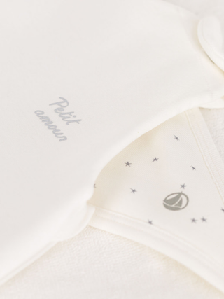 Erstausstattungskoffer mit warmer Babykleidung - Creme/Gemustert