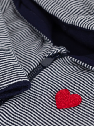 Wattierter Overall mit Kapuze und Füßchen, gestreift – Blau/Weiß